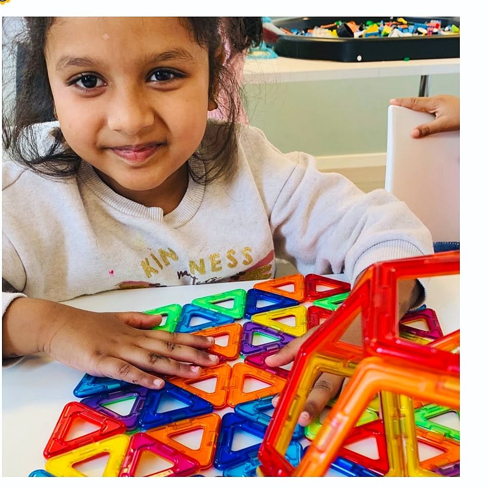 Magnetic tile builder